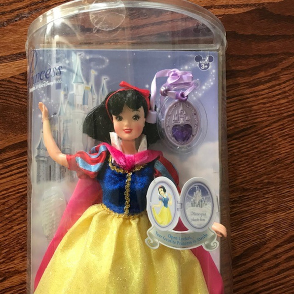 DISNEY PARKS PRINCESS SNOW WHITE DOLL COLLECTION 12'' doll Box is Damage NEW VHF - Picture 2 of 5
